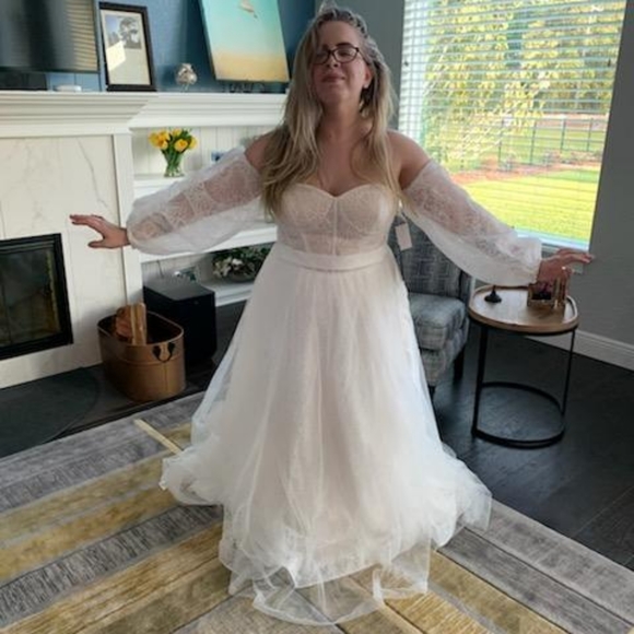 Vera Wang Wedding Dress - Picture 4 of 5